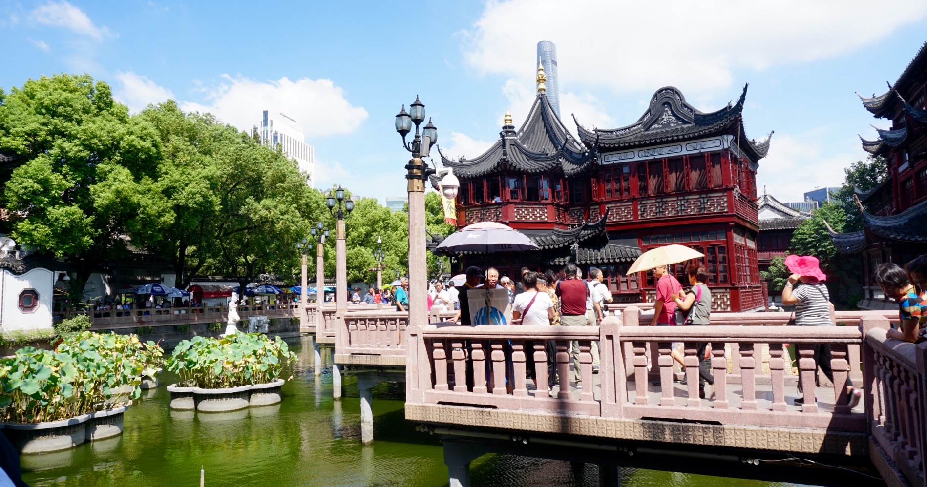 上海最著名的标志景点,也是吃货的天堂,在这能感受老上海气息