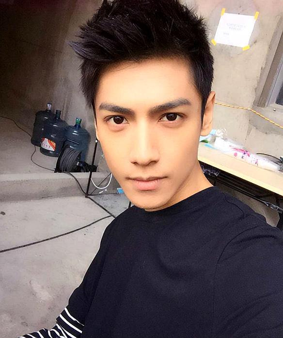 罗云熙童年照片曝光,清秀五官比女孩还俊美,萌到窒息!