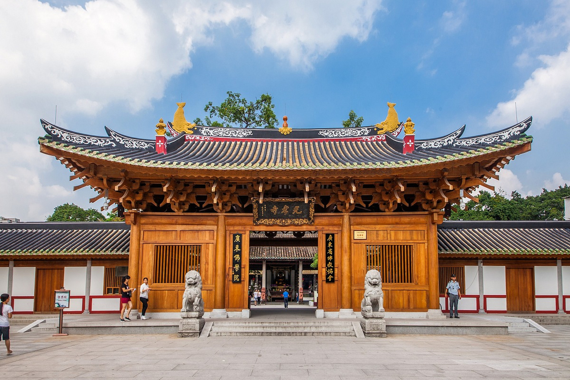 在宋代光孝寺,安禅师在定中见到两位僧人,初有天神护持,后有恶鬼唾骂.