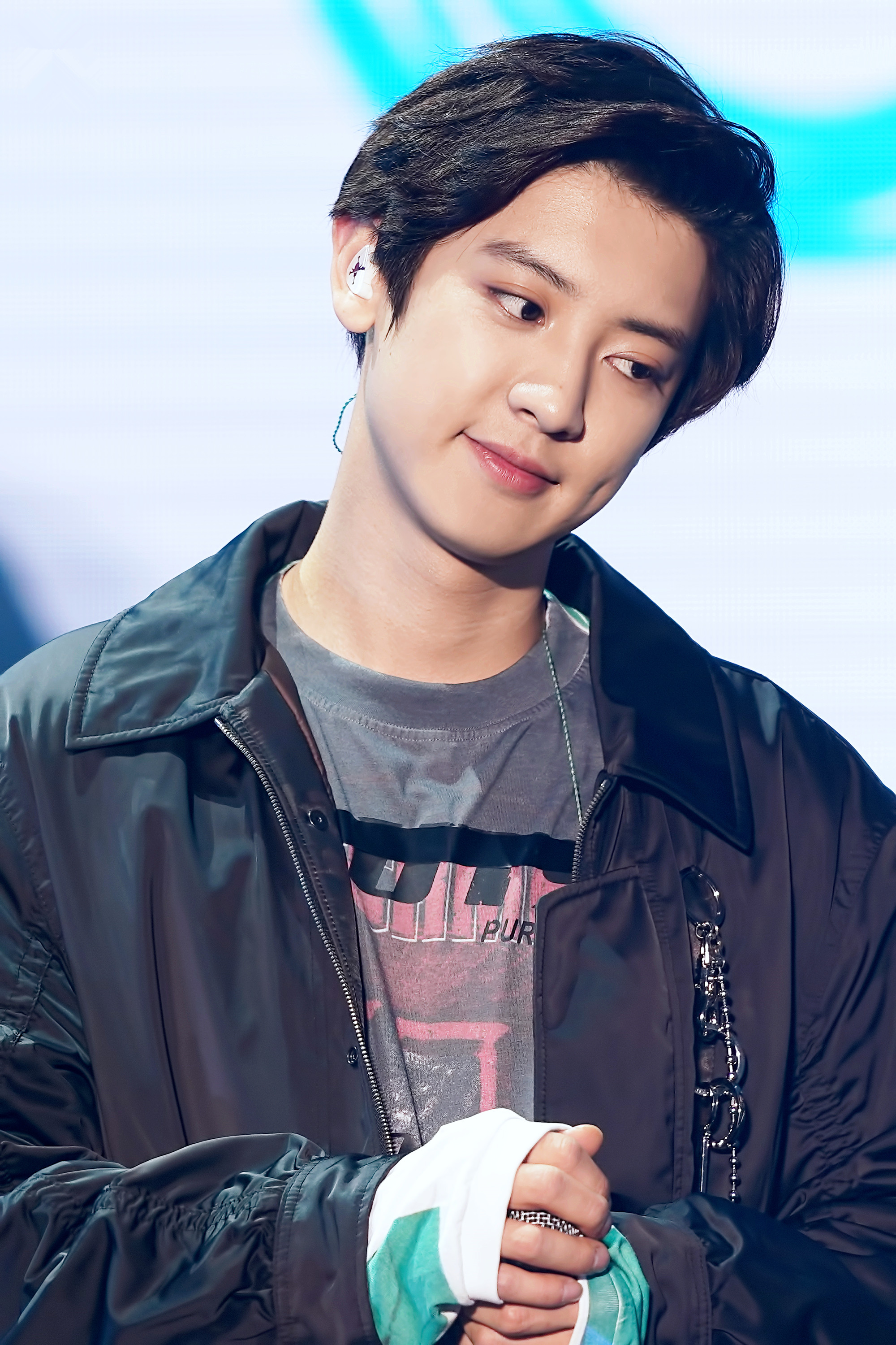 exo朴灿烈某活动现场被男生熊抱,眼神好妩媚!网友:真爱在一起!