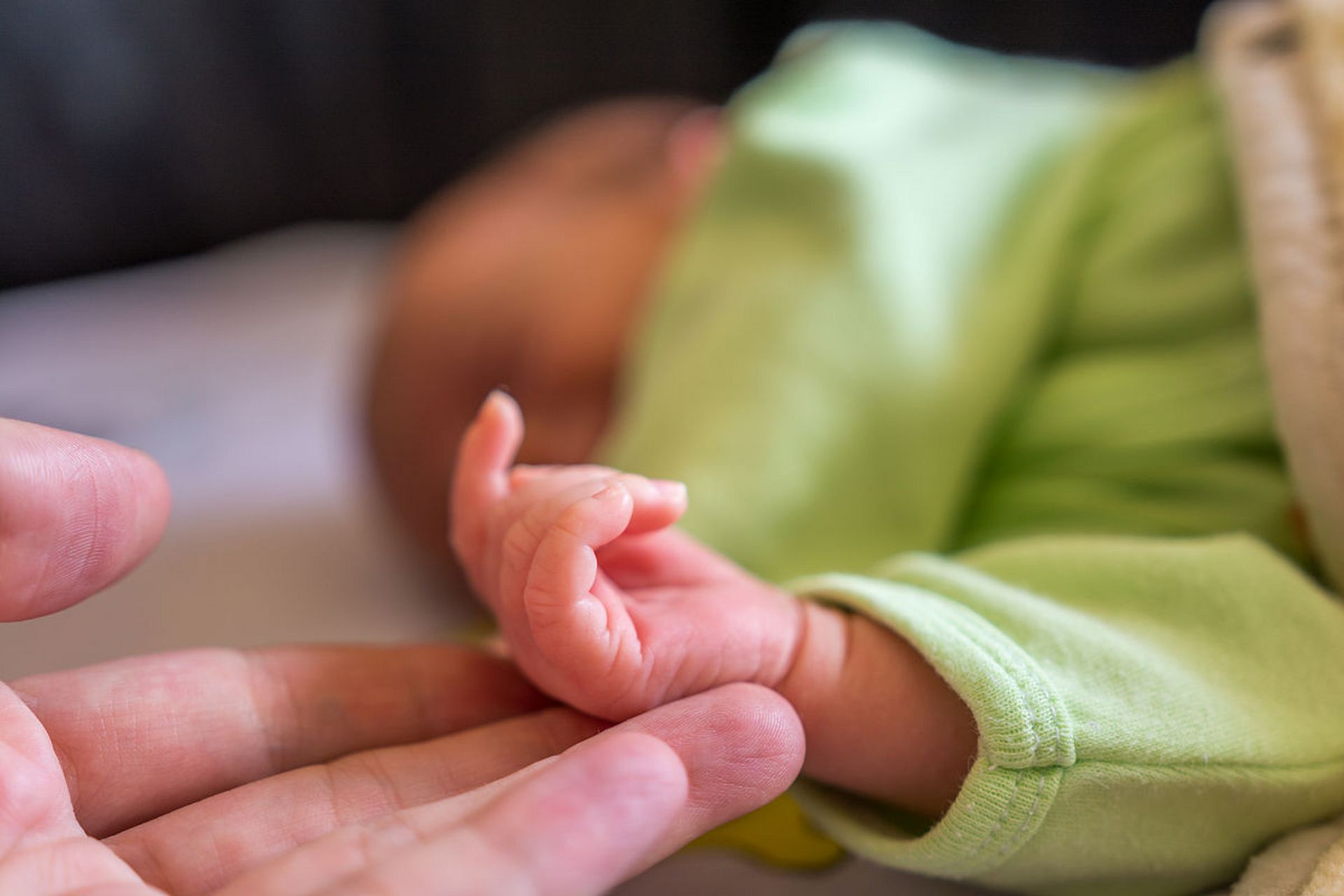 宝宝睾丸未降入阴囊称为隐睾,分可回缩性和隐睾两种.