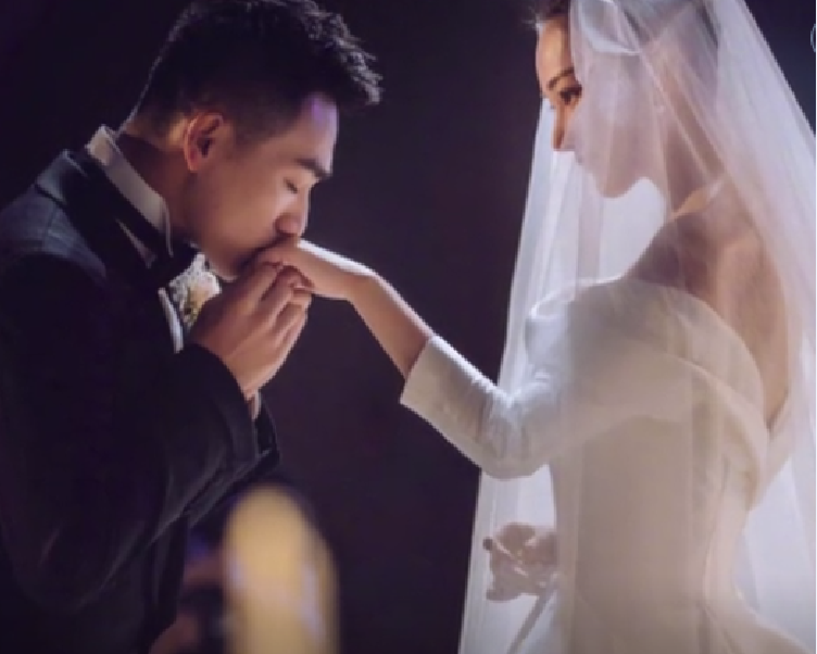 "话题女王"张馨予结婚不到半月,就去录制节目被扇耳光让人心疼