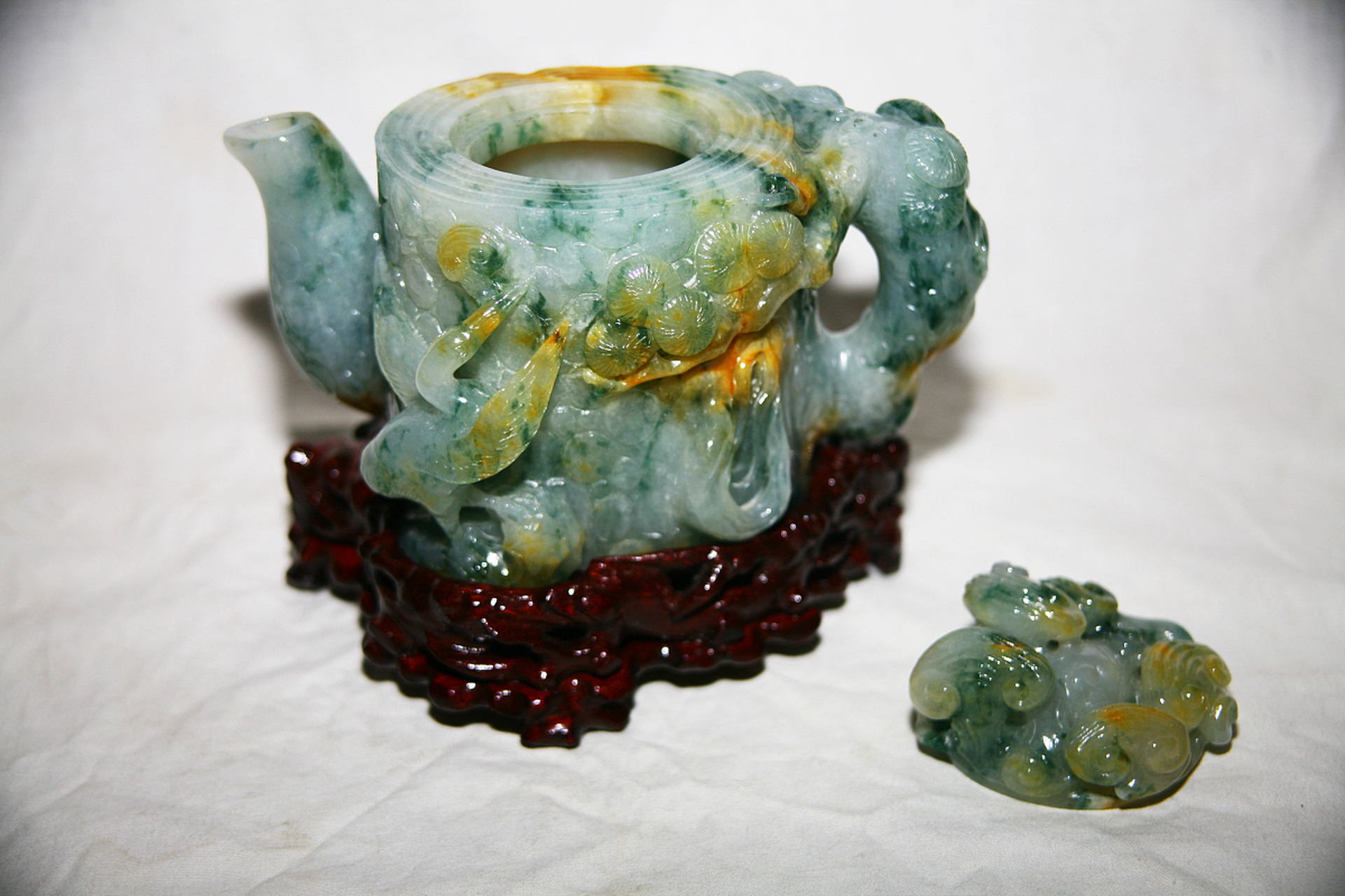 蓝田玉的制作工艺非常精湛,从古代的玉器到