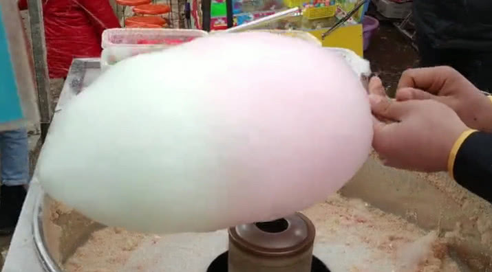其中就有各种卤味和传统糕点,自然也是少不了儿时常吃的棉花糖,棉花糖