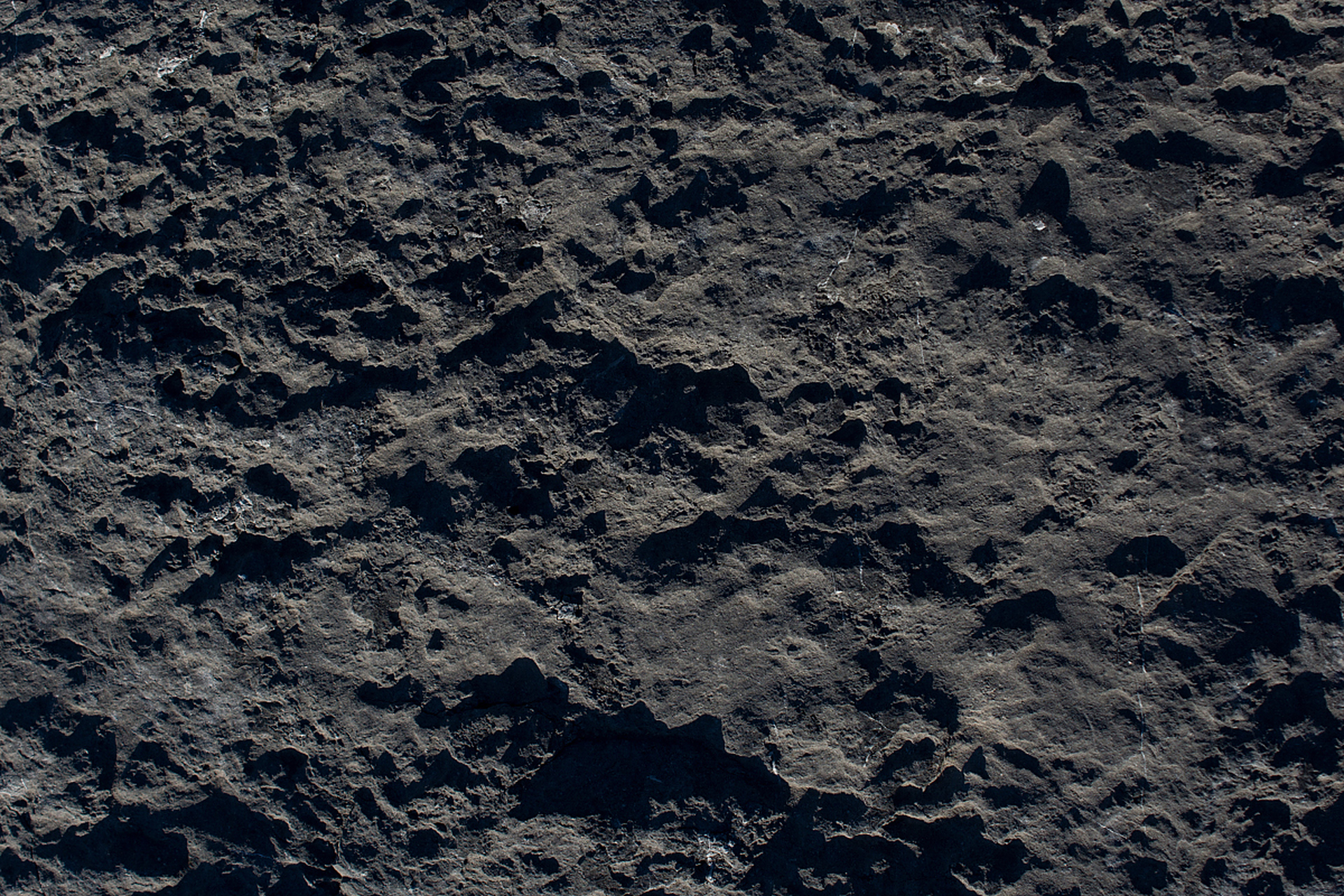 石材# #石材墓碑# 黑山石石材,一种神秘而迷人的天然材料,它的产地和