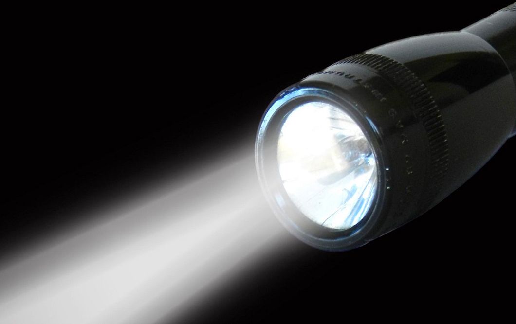 如果在太空中打开静止的手电筒,它会被光子推动吗?