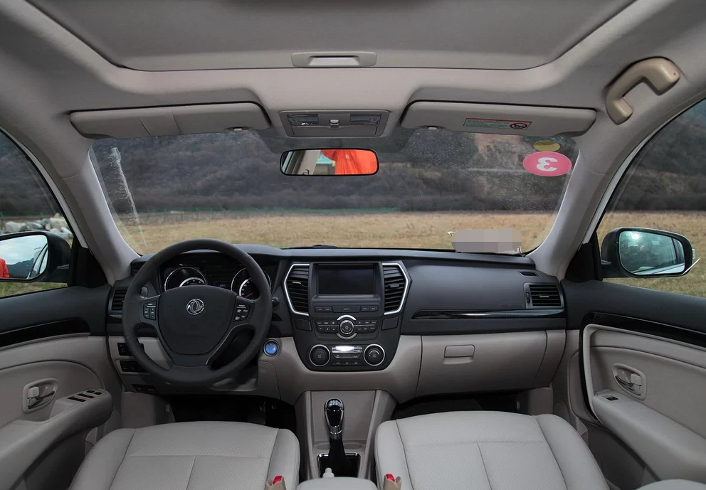 内饰的设计很有创意,无论是布局还是用料,都能感受到内饰的与众不同和