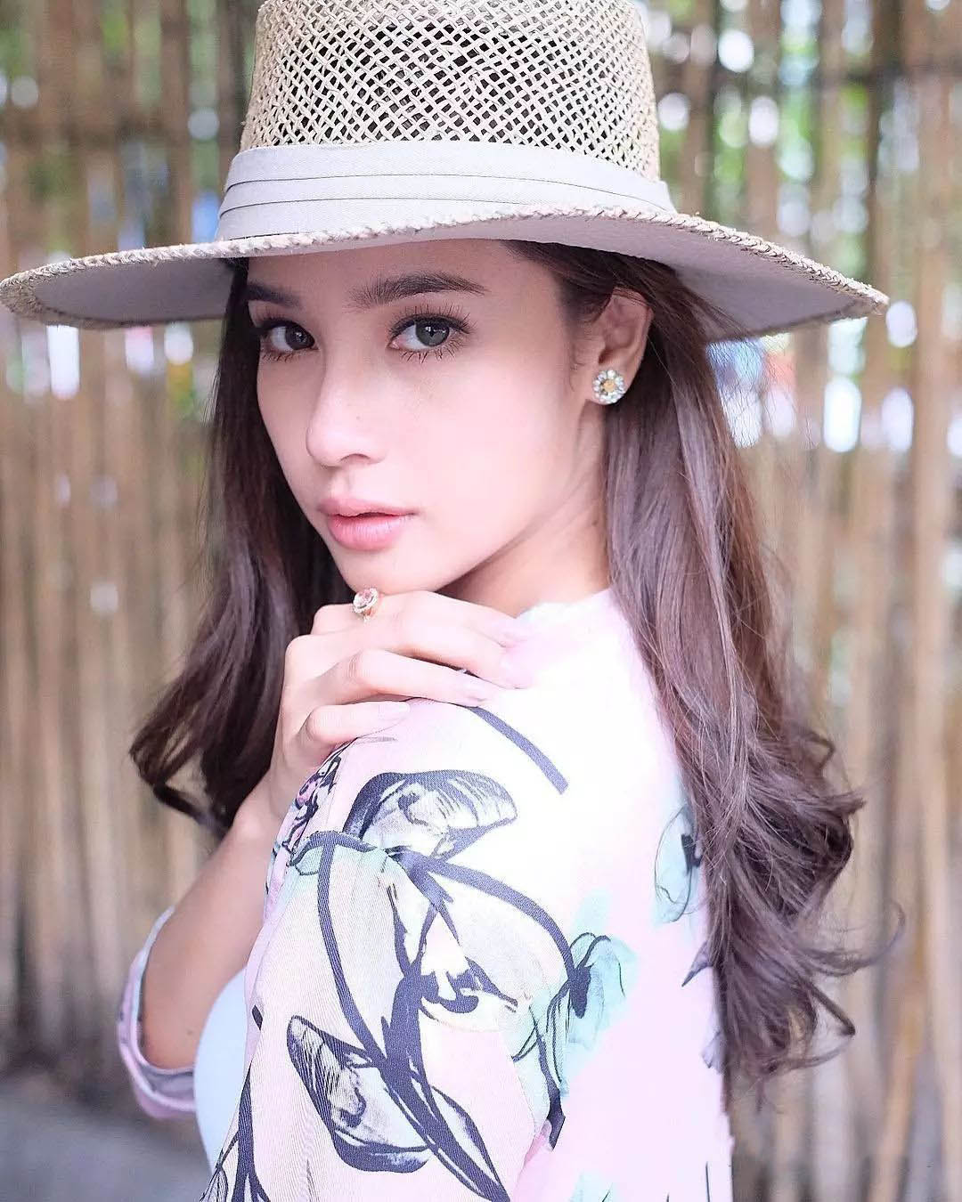 泰剧女星vill公布和小奶狗男友jes恋情,网友心疼son等不到了