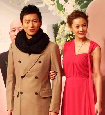 张馨予婚后机场露美腿,难掩好心情,网友:李晨你后悔了吧