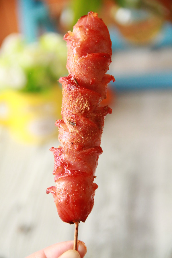 长沙特色烤肠,街头常卖10元一根,一次过瘾,还让人想多次回购