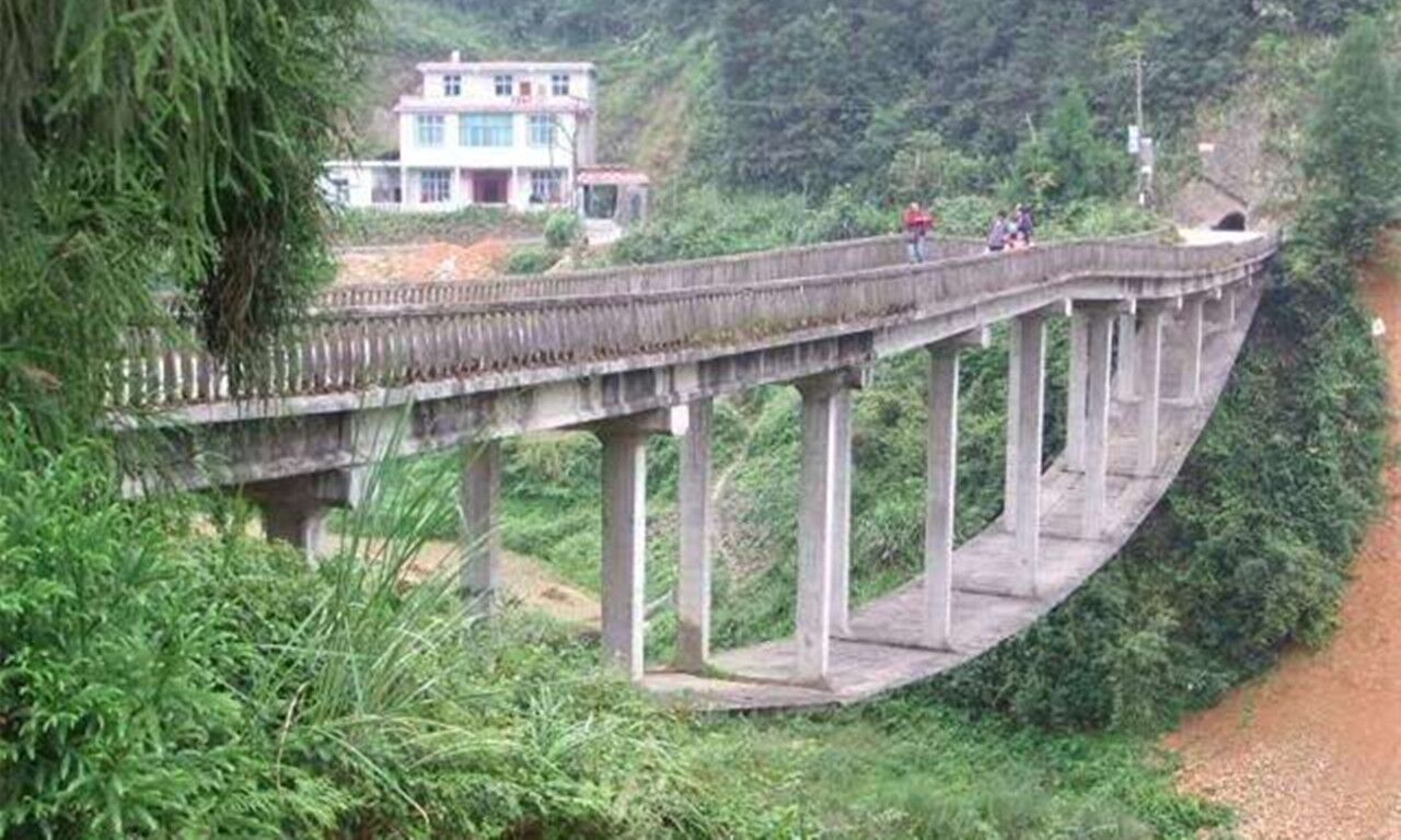 中国最奇特的桥:桥身下凹桥墩悬空,被质疑拿反图纸?