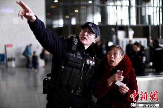 新警达尼亚尔·迪力木拉提的春运一天