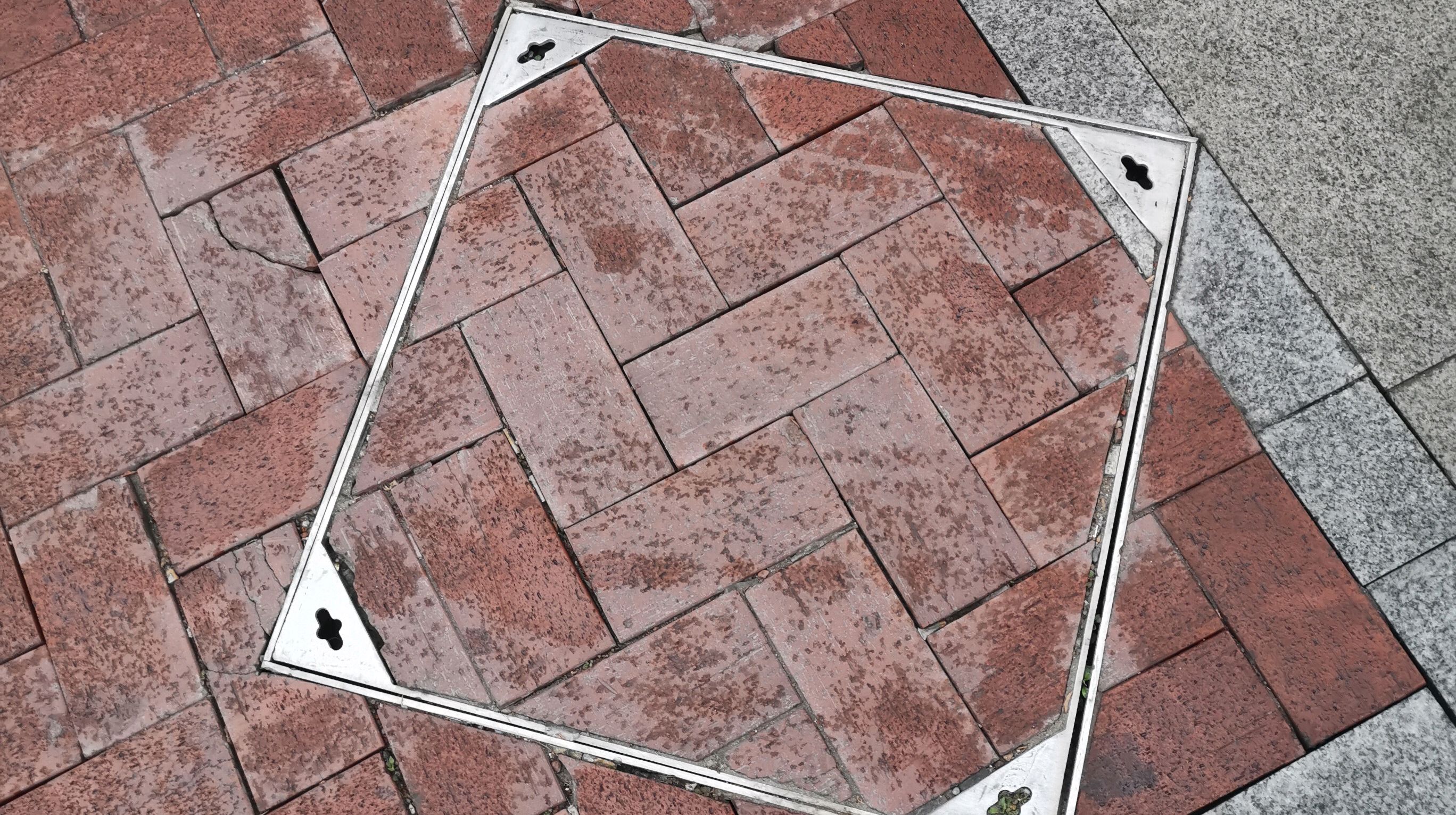 不锈钢井盖现场图