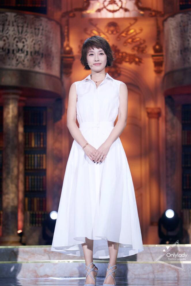 马伊琍登上《朗读者》舞台,气质堪比主持人董卿!