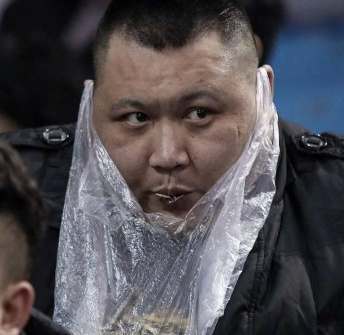 cba赛场上为何红了一位"瓜子哥"?他这个创意举动让人点赞!