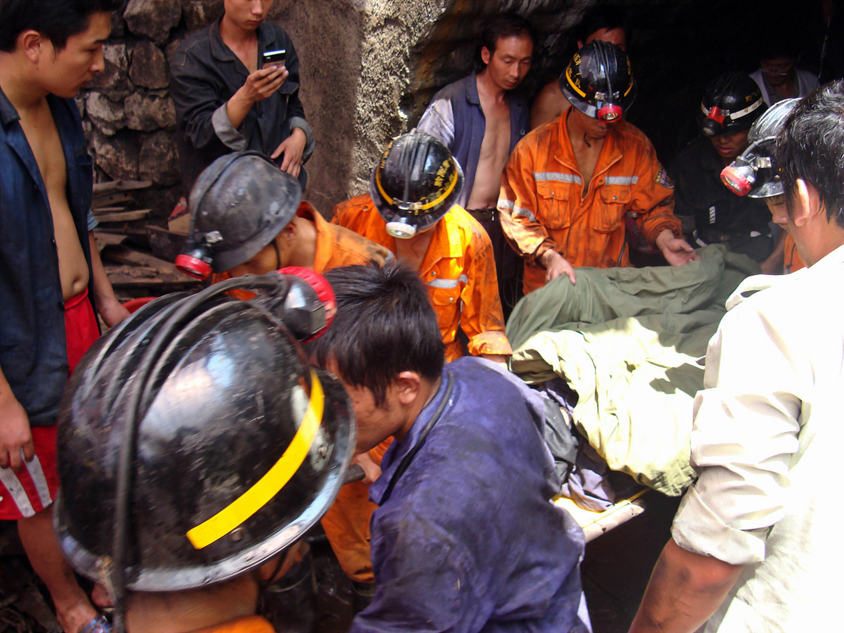 近日,安徽煤矿瓦斯事故令人痛心,7条生命的逝去,2人至今仍下落不明