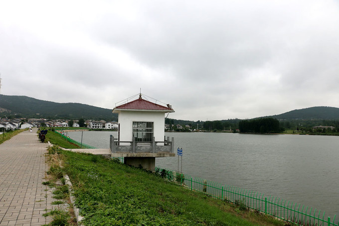 汉王水库:从花海的东边上坡,便是汉王水库,总库容129