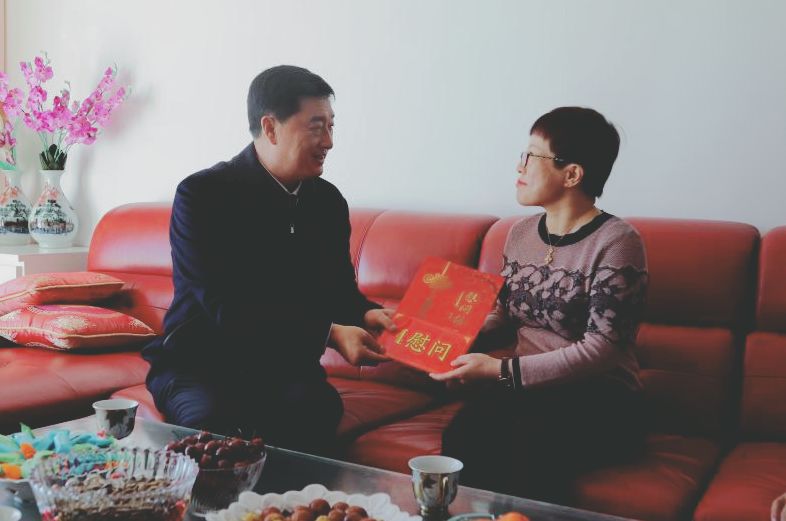 薄立峰深入康巴什区进行新春走访慰问