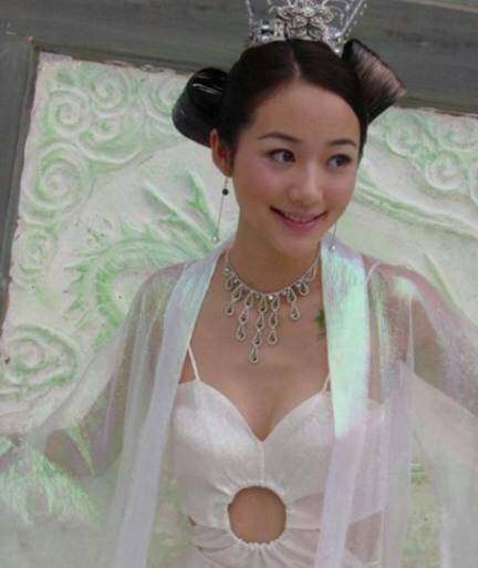 娱乐圈女星肚兜装:韩雪太雷人,杨幂小露香肩,赵丽颖最让人出戏