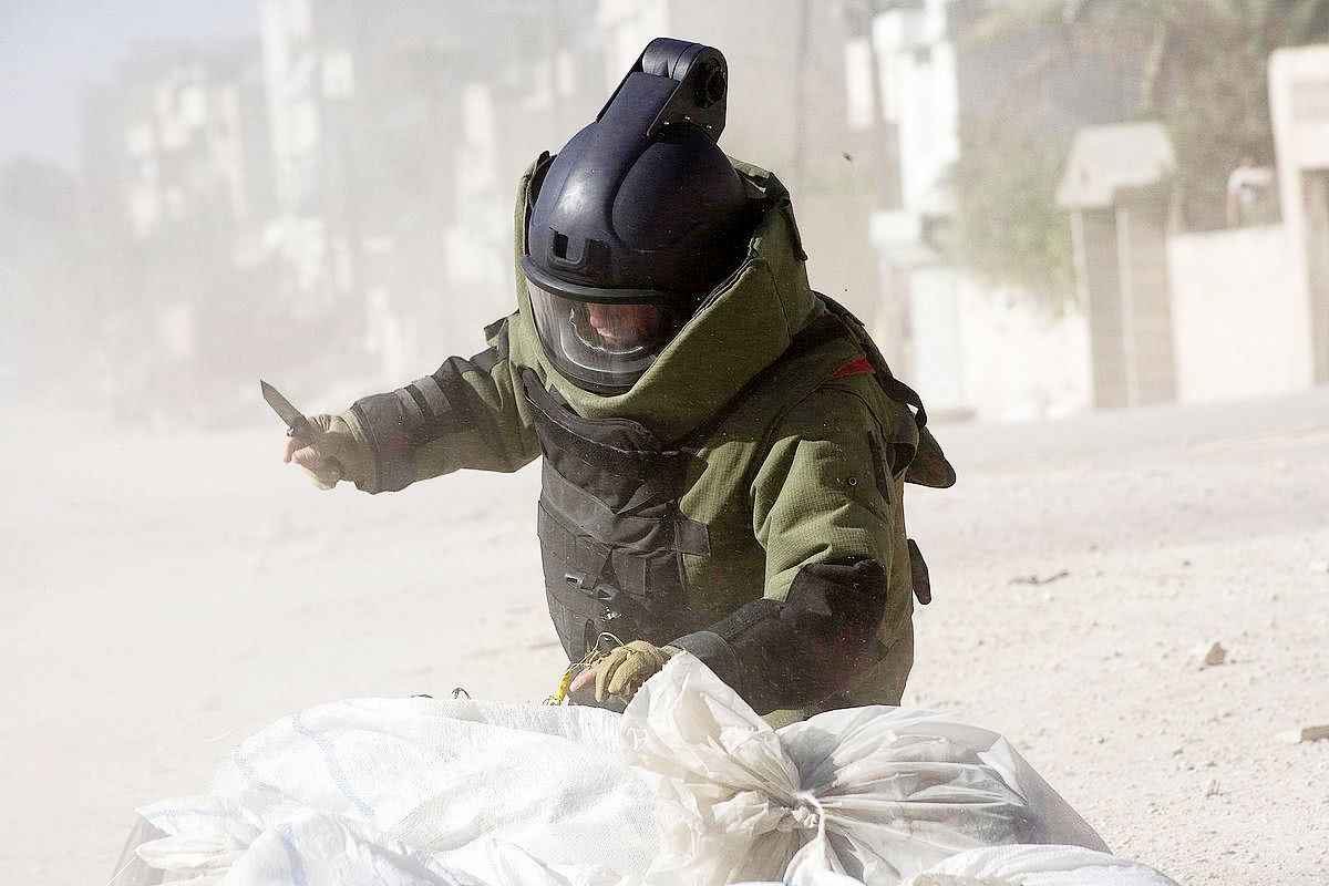 拆弹部队不仅申请难,考试难,还危险无处不在,处处都要小心!