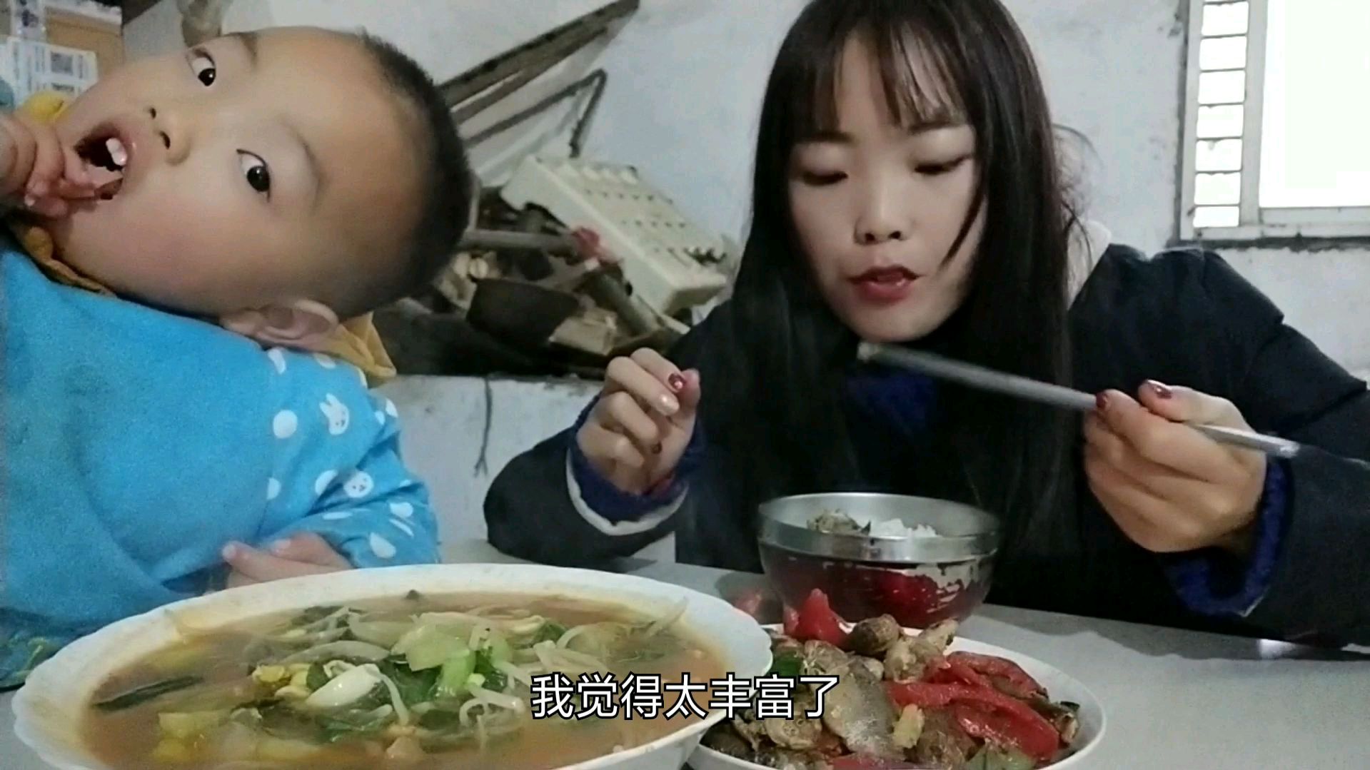 小鱼做得午饭太丰富了,还有野生小鲫鱼,跟儿子吃得很开心