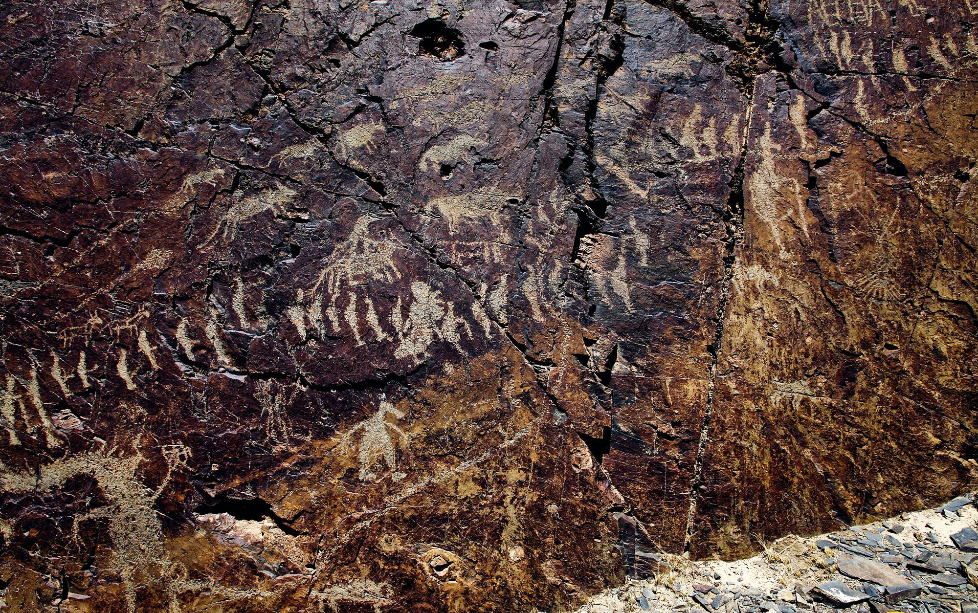 与日土县其它岩画不同,塔康巴岩画以人物为主.