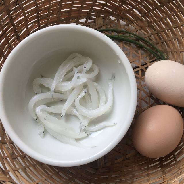 银鱼蒸蛋,水嫩的蛋羹配上鲜美的银鱼,营养加倍