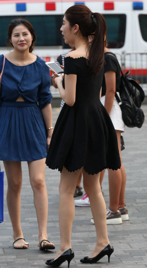 黑色裙子,黑色高跟鞋,光看背影,就知道小姐姐是一个美女.