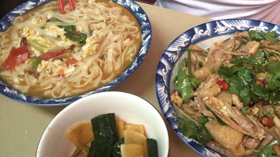 两个鸡腿做了一盘凉拌手撕鸡,配上一碗面味道太棒了