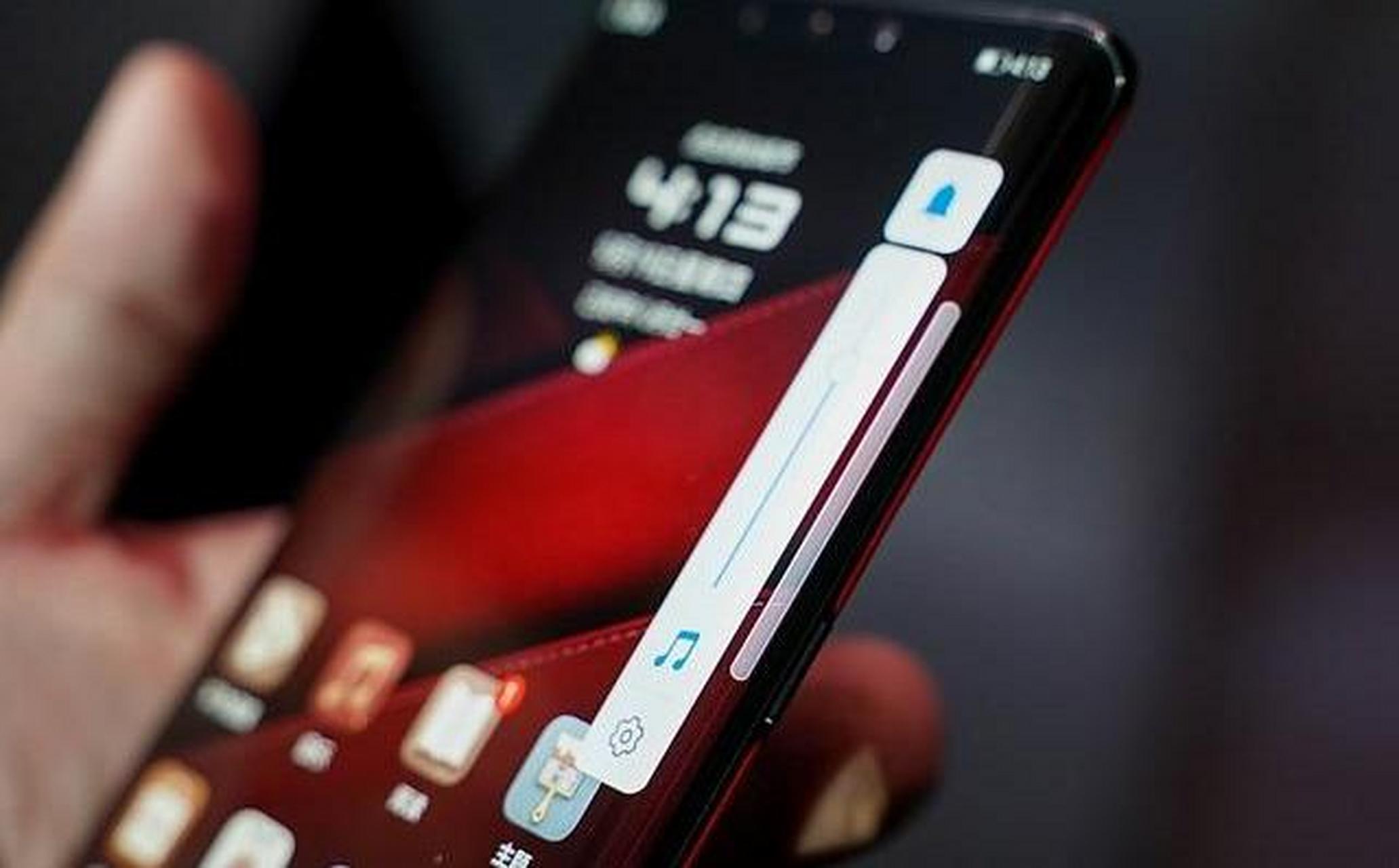 支持dci-p3 hdr,华为mate30 pro使用了88°超曲面oled环形屏幕,两侧无