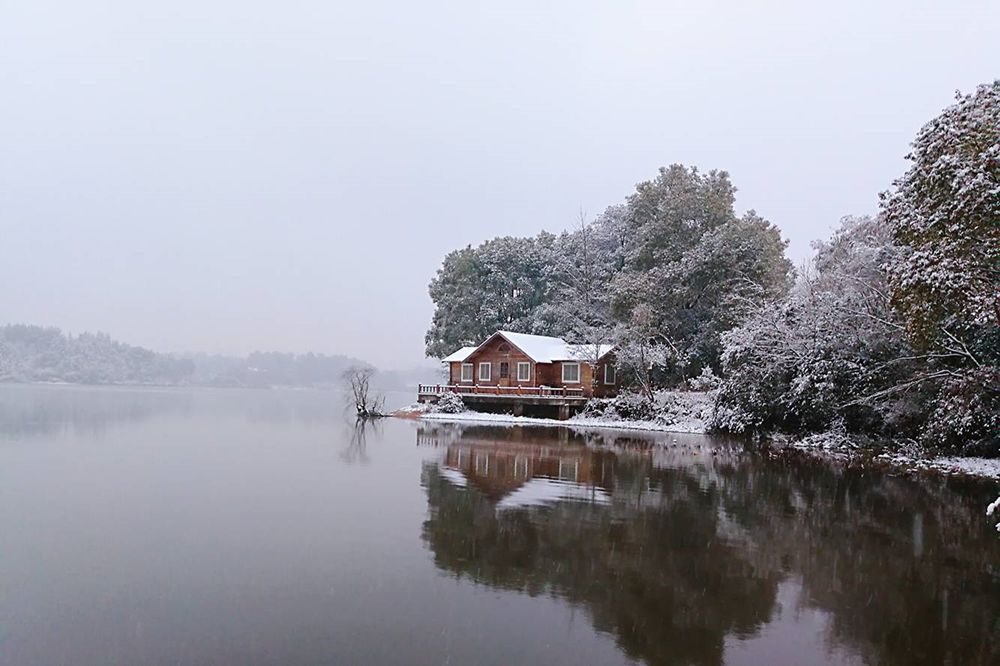 瑞雪兆丰年!醉美神山湖,如此惊艳!