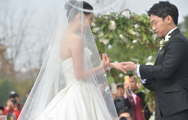 她是体操女神,与奥运"五金王"邹凯的婚礼,体操大腕纷纷到齐