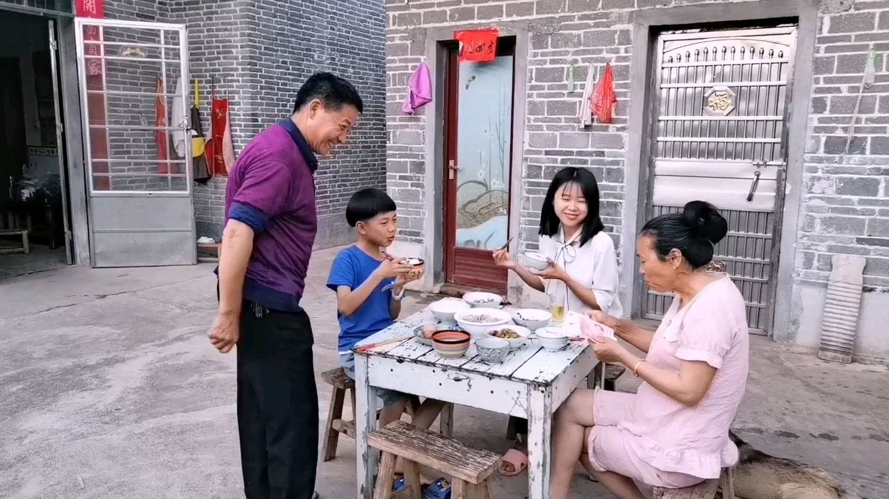 岳父去邻村吹喇叭,两天赚了多少钱?丈母娘接过钱说这钱赚的轻松