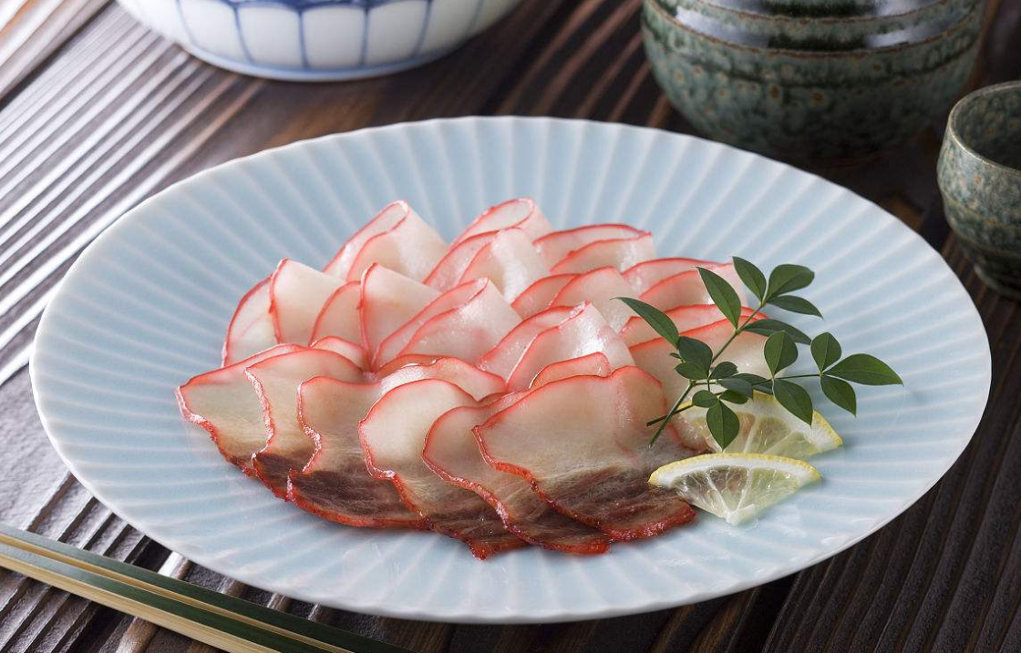 生鱼片不算什么,日本人用鲸鱼肉当做食材,鲸鱼刺身