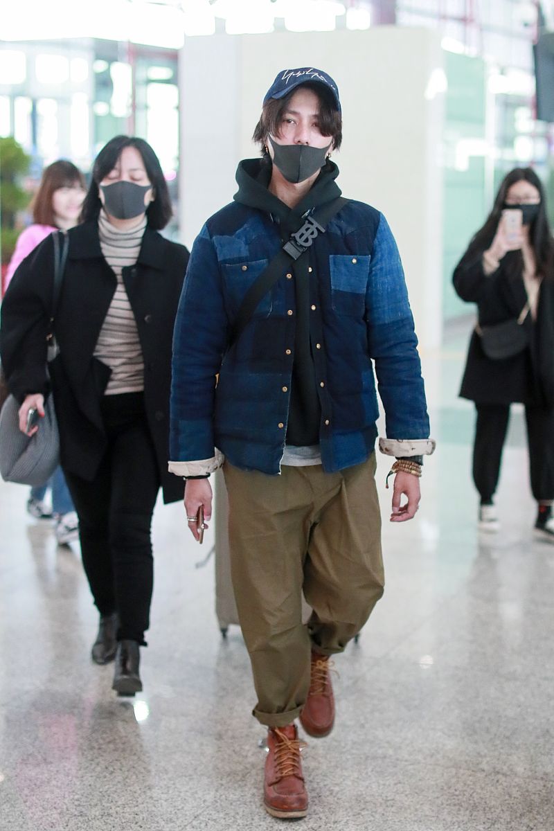 陈坤街拍:牛仔棉服休闲裤burberry运动包 痞潮有型