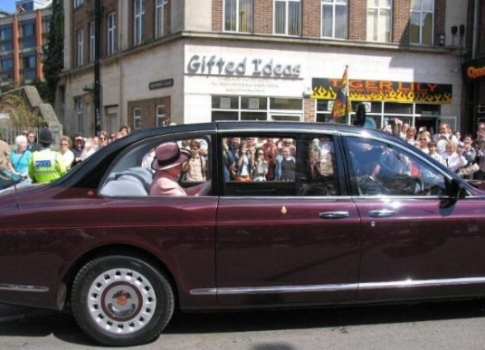 英国女王座驾,价值1000多万美元,全球不超过3辆,王室真有钱!