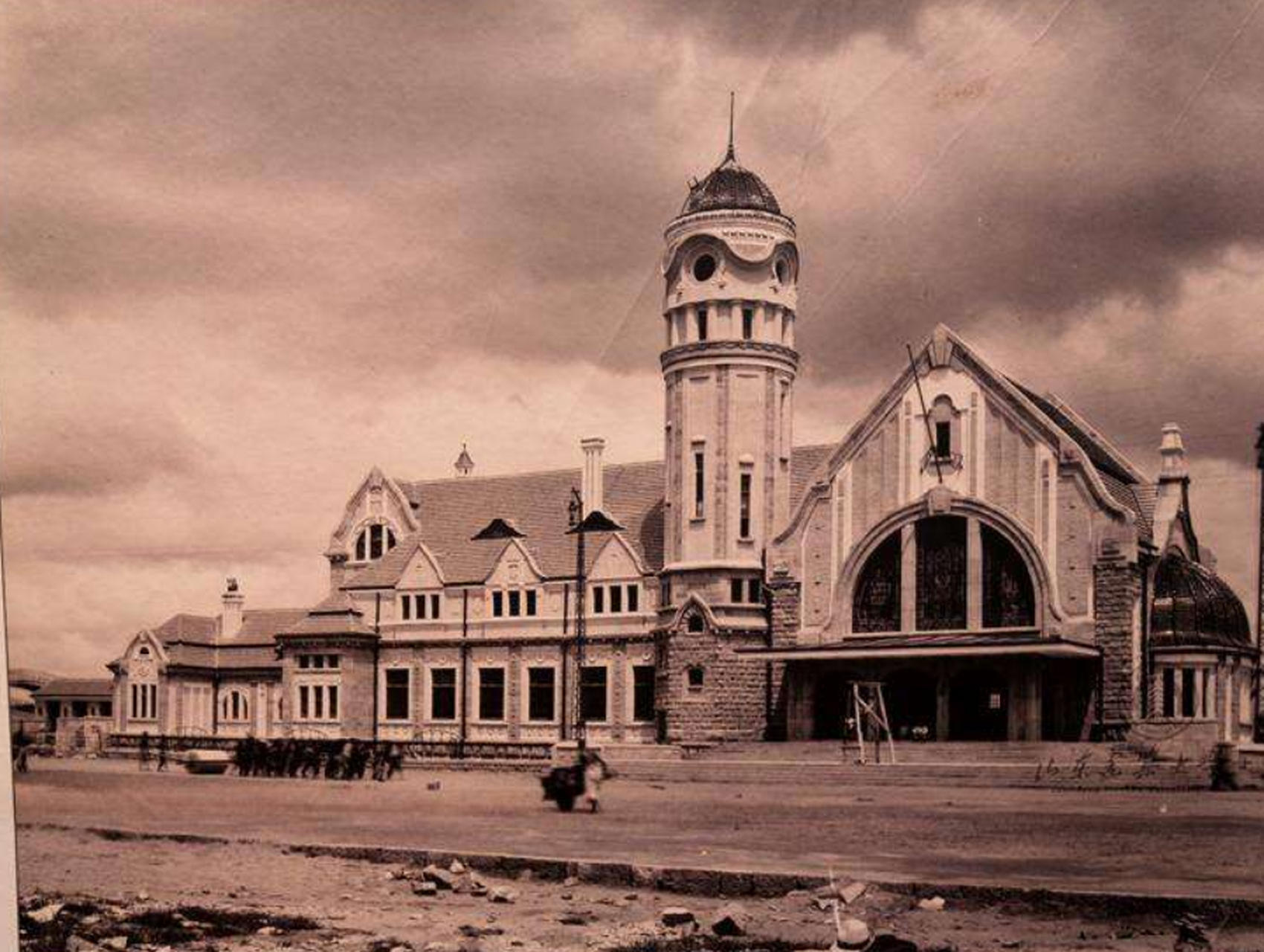 济南老火车站是德国建筑师赫尔曼·菲舍尔设计的典型的德式车站建筑.