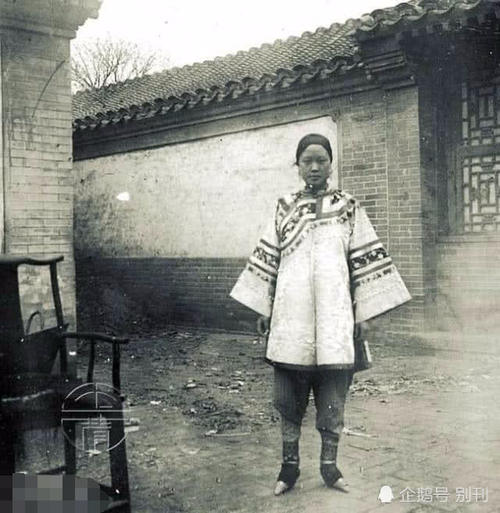 晚晴老照片:妇女大方摆pose,男人们吓得赶紧躲避