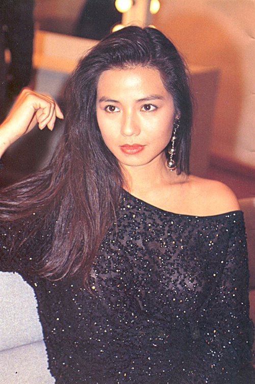 "最美艳的港姐"钟楚红息影24年后,深夜晒与刘德华合照