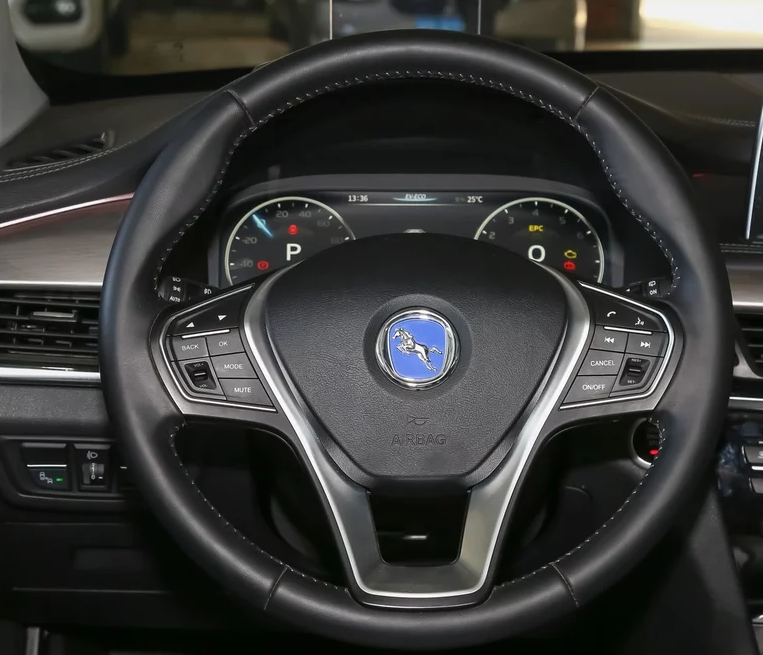 汉腾汽车-汉腾x7 phev,这款车的方向盘没有虚位,指向比较精准,但是