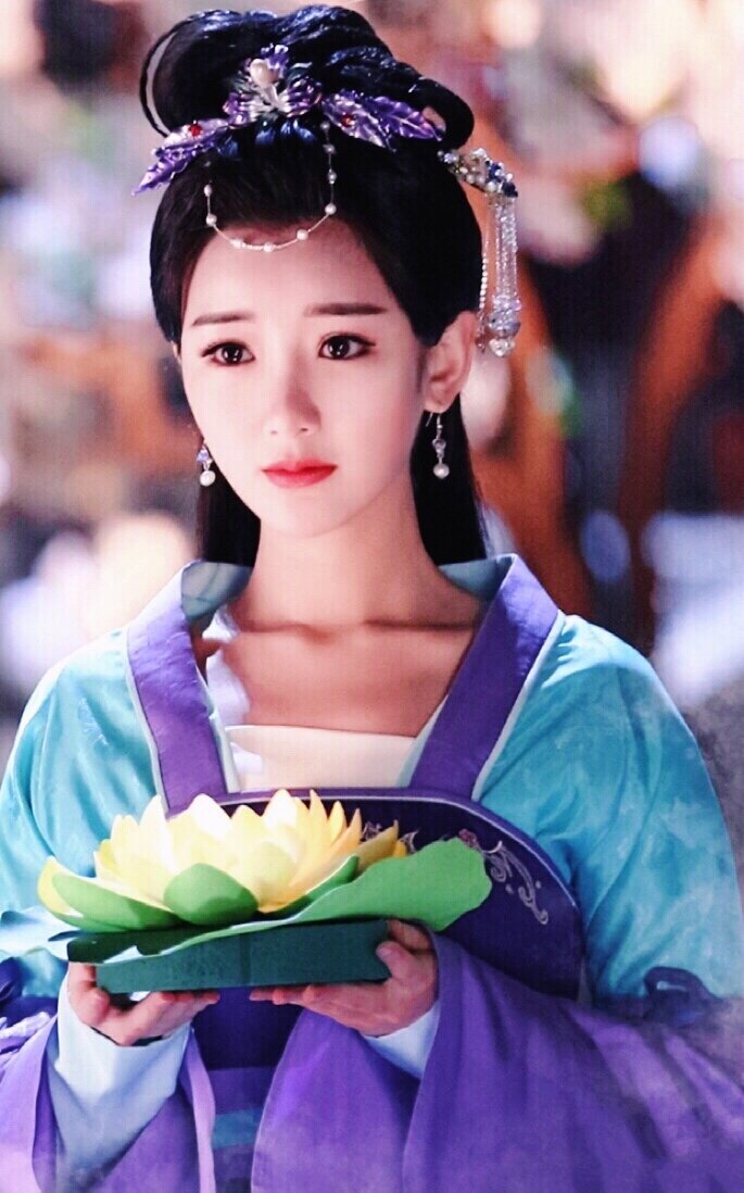 第一:杨幂 大幂幂这套古装简洁大方,是《扶摇》里面的造型,这个头饰