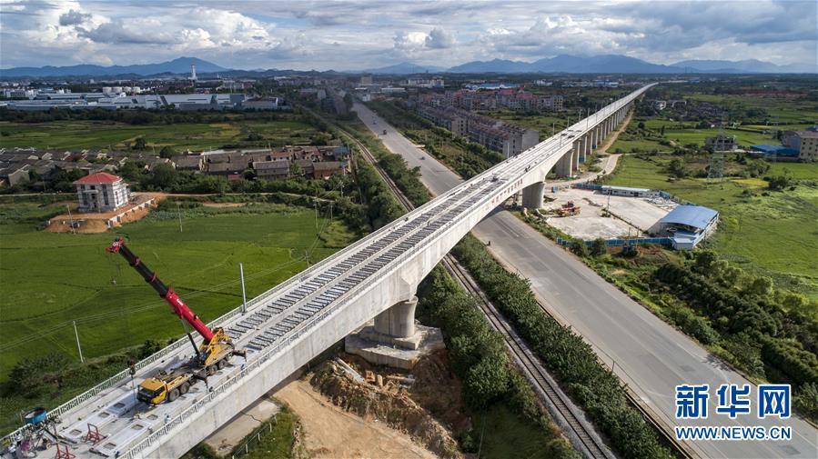 昌赣高铁首段无砟轨道铺通