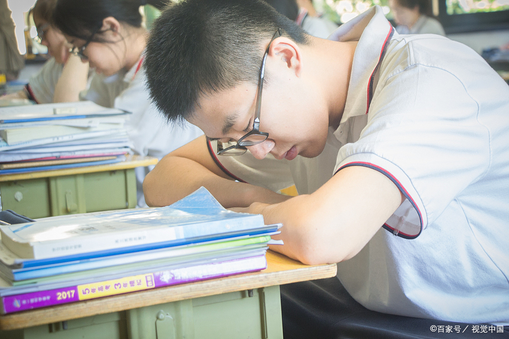 孩子说实话了:我一写作业就犯困,打不起精神来,我