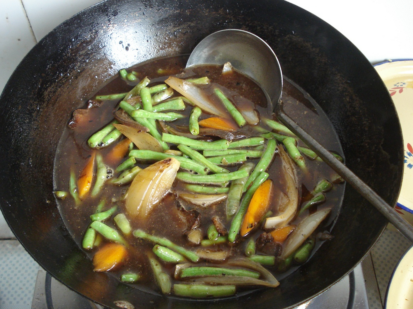 打卡济南夜市#焖莜面鱼鱼,俗名焖圪瘩,在山东有"谁吃谁称赞,吃饱还想