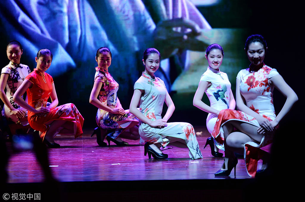 济南空乘专业艺考推介会举办 高三生穿旗袍秀长腿