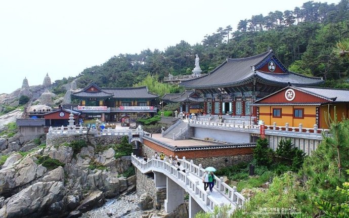 与电影中反差萌的釜山,还能看着寺庙吹着风,文艺风气弥漫