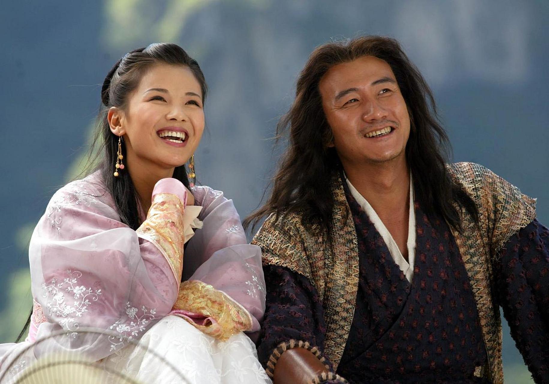 《天龙八部》中,阿朱和阿紫两姊妹是乔峰一生中两个最重要的女人