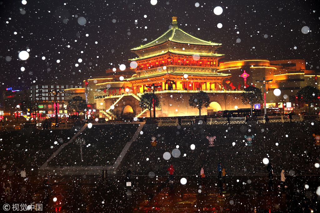西安再迎降雪 大雪纷飞夜景美