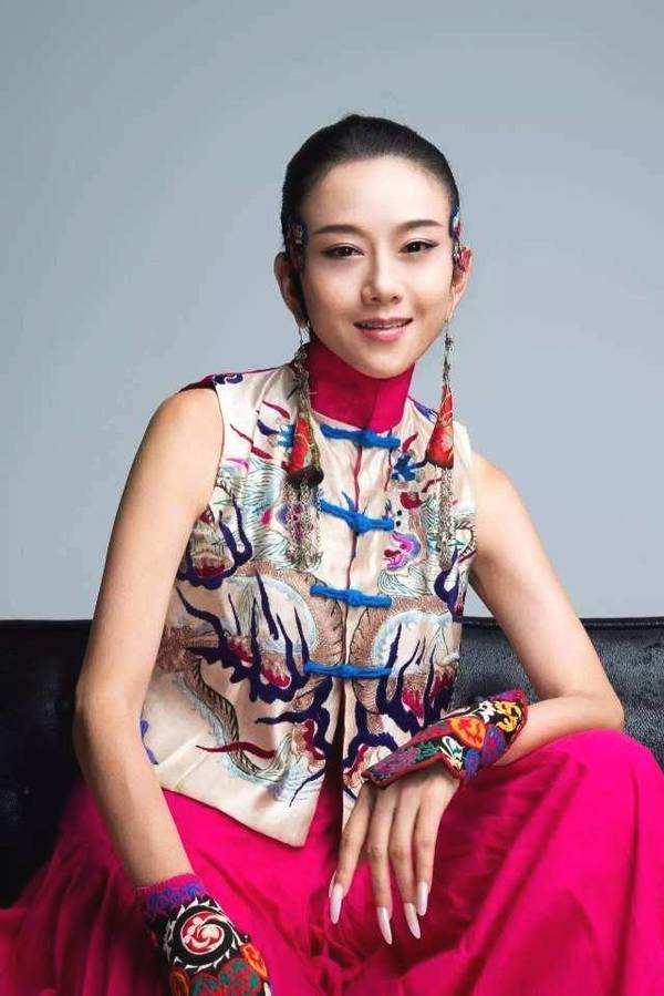 60岁杨丽萍怀抱4万块宠物猫,指甲太长怕伤到爱宠!