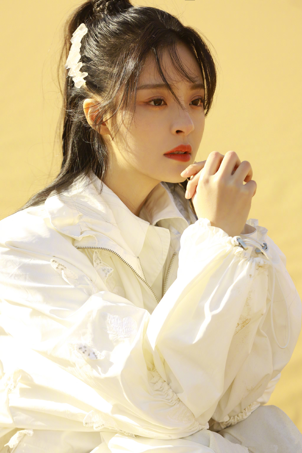 李莎旻子沙漠大片,高梳马尾,一袭白裙,演绎空灵静谧与时尚